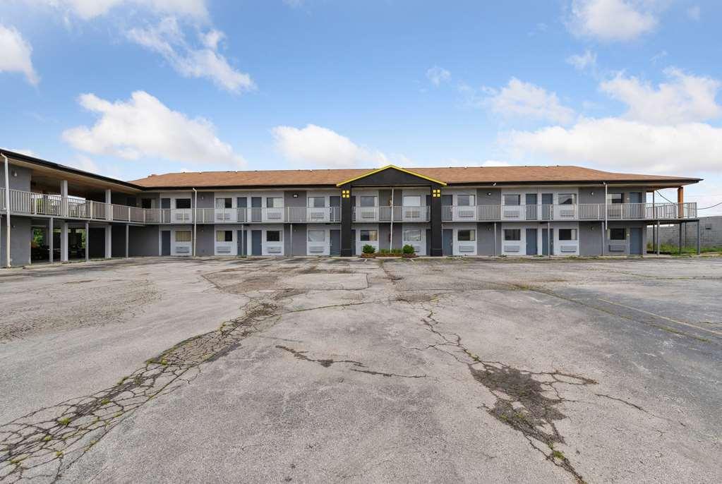Hotel Super 8 By Wyndham Millbury/Toledo Esterno foto