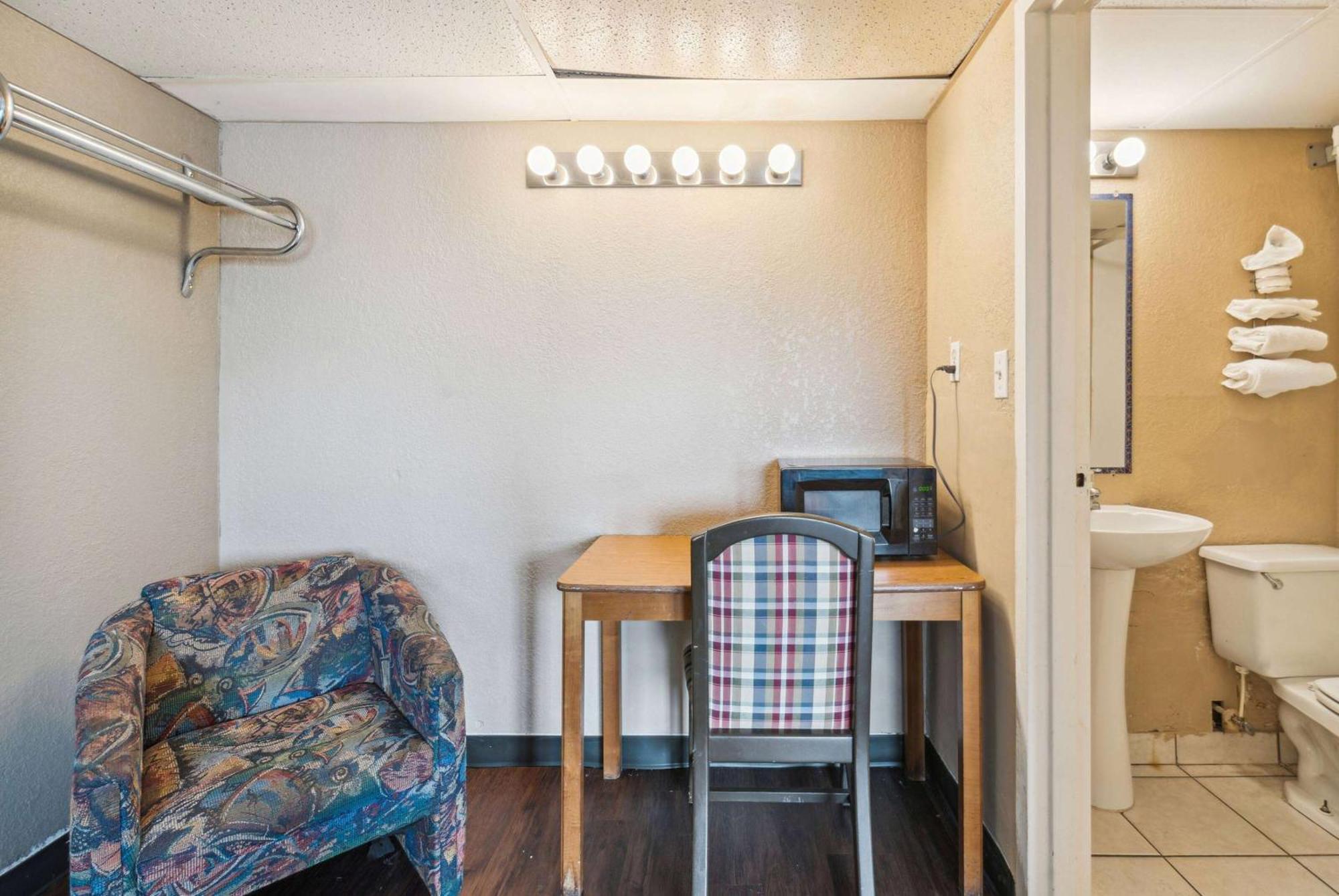 Hotel Super 8 By Wyndham Millbury/Toledo Esterno foto