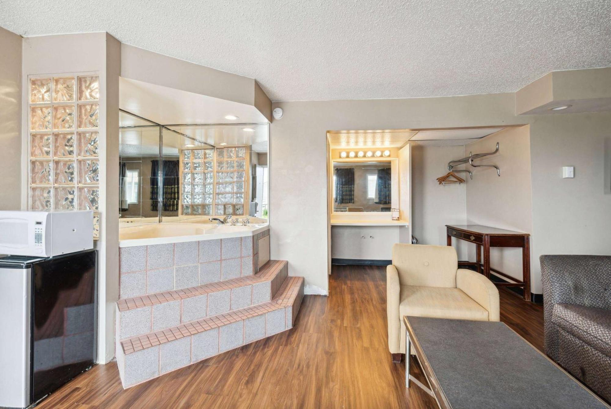 Hotel Super 8 By Wyndham Millbury/Toledo Esterno foto